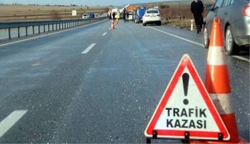 Aydoğmuş Köyü kavşağında araç takla attı 2 ölü