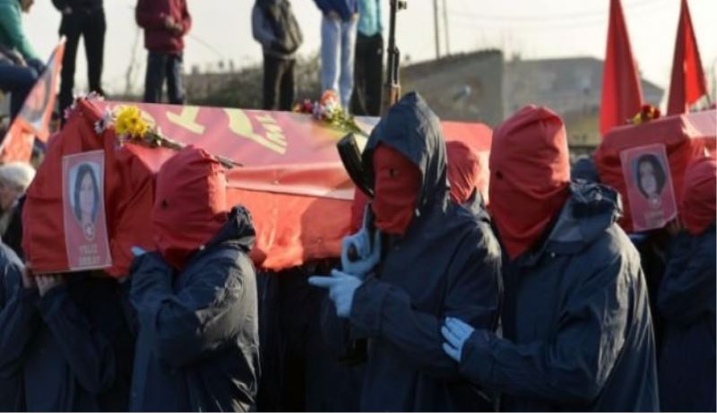 Teröristlerin cenazesinde silahlı grup