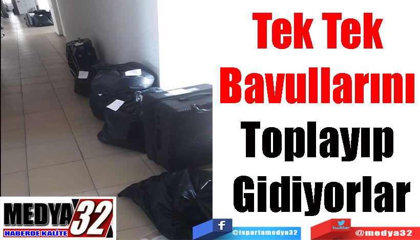 Tek Tek  Bavullarını  Toplayıp  Gidiyorlar 