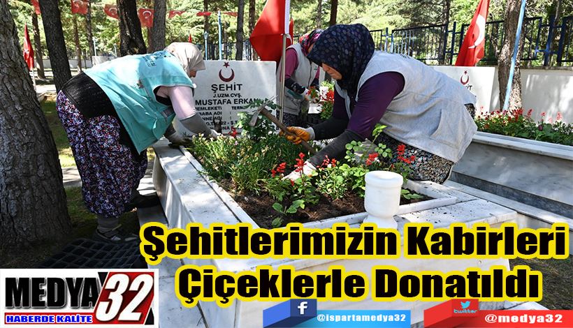 Şehitlerimizin Kabirleri  Çiçeklerle Donatıldı 