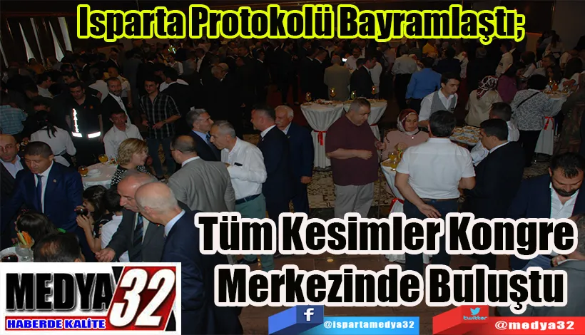 Isparta Protokolü Bayramlaştı;  Tüm Kesimler Kongre  Merkezinde Buluştu