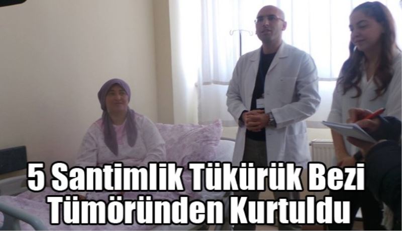 5 santimlik tükürük bezi tümöründen kurtuldu 