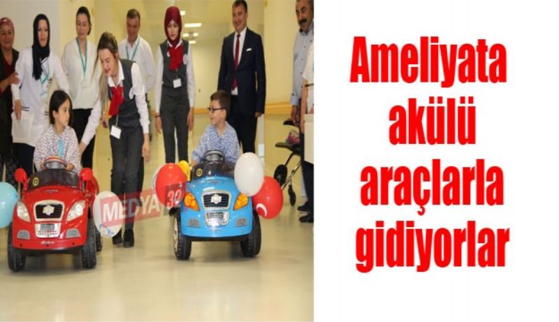 Ameliyata akülü araçlarla gidiyorlar