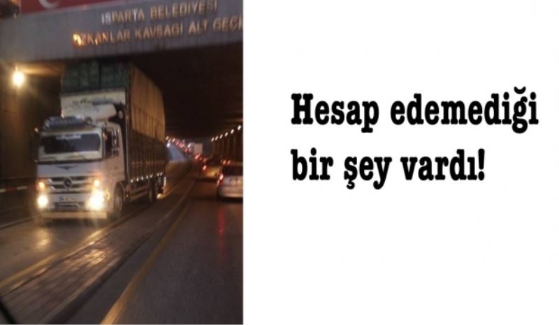Aşırı yüklü kamyon alt geçite takıldı