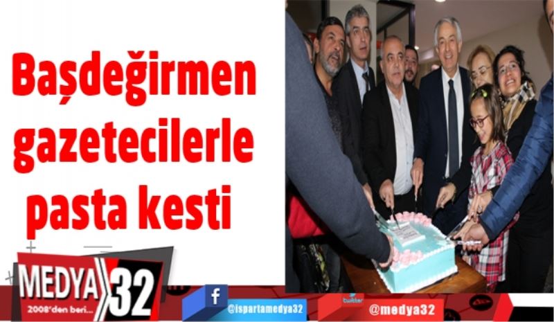 Başdeğirmen gazetecilerle pasta kesti