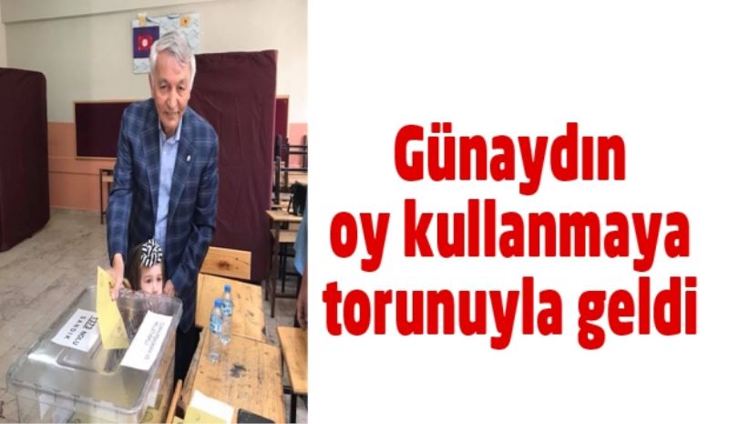 Başkan Günaydın oy kullanmaya torunuyla geldi