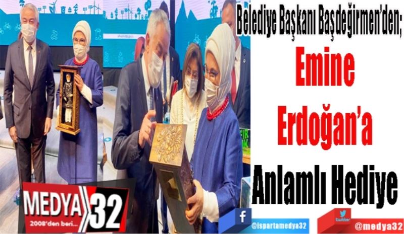 Belediye Başkanı Başdeğirmen’den; 
Emine 
Erdoğan’a 
Anlamlı Hediye 
