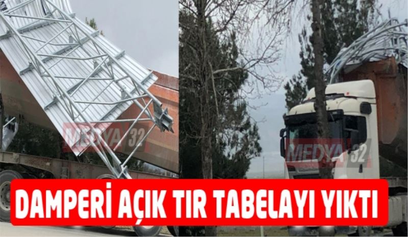 Damperi açık giden TIR tabelayı yıktı