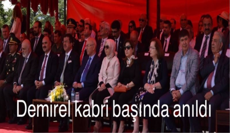 Demirel kabri başında anıldı