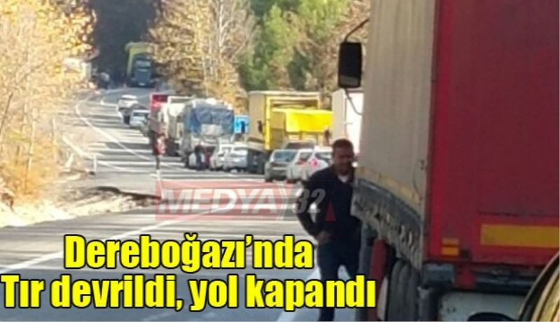 Dereboğazı yolunda tır devrildi, yol kapandı