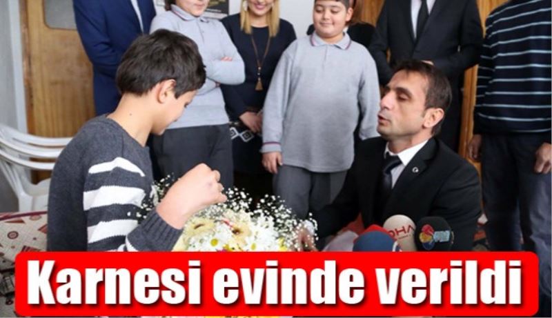 Engelli öğrenciye karnesi evinde verildi 