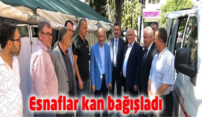 Esnaflar kan bağışladı