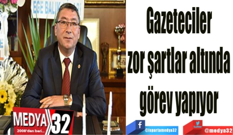 Gazeteciler 
zor şartlar altında 
görev yapıyor 
