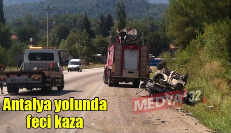 Isparta-Antalya yolunda feci kaza/Ölü ve yaralılar var