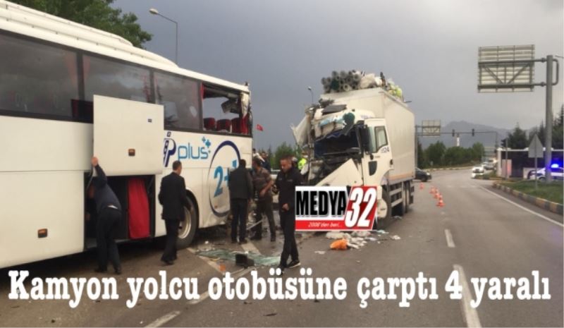 Kamyon yolcu otobüsüne çarptı 4 yaralı