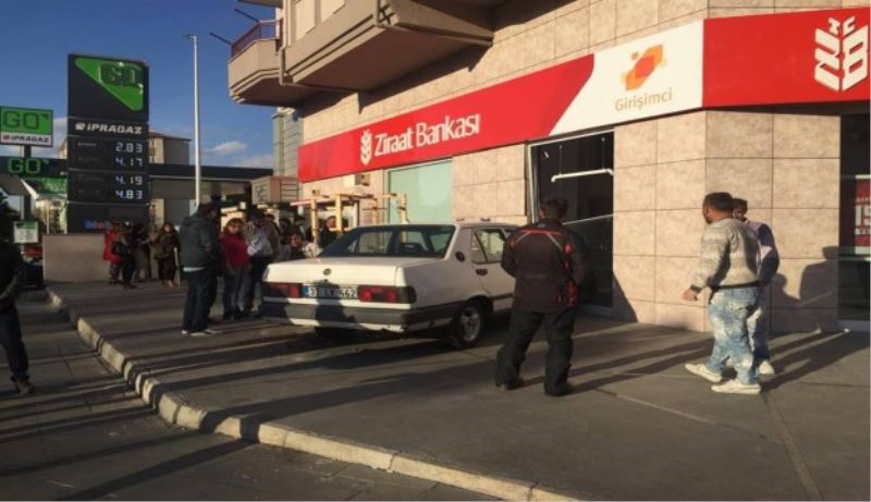 Kontrolünü kaybeden sürücü bankaya daldı
