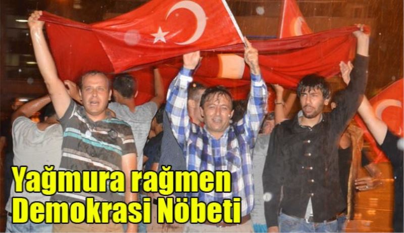 Kuvvetli yağışa rağmen demokrasi nöbeti