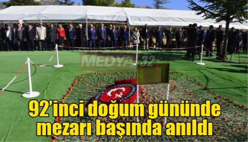 Merhum Demirel, 92. doğum gününde mezarı başında anıldı 