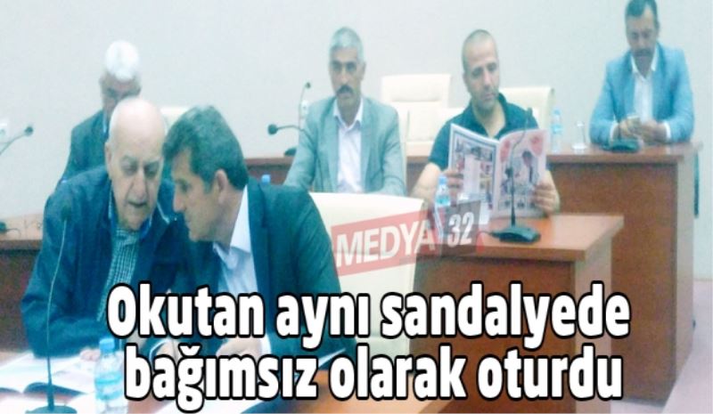 Okutan aynı sandalyede bağımsız olarak oturdu