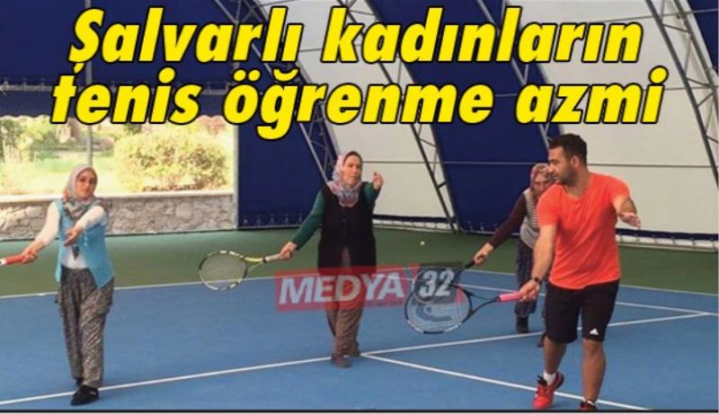 Şalvarlı kadınların tenis öğrenme azmi