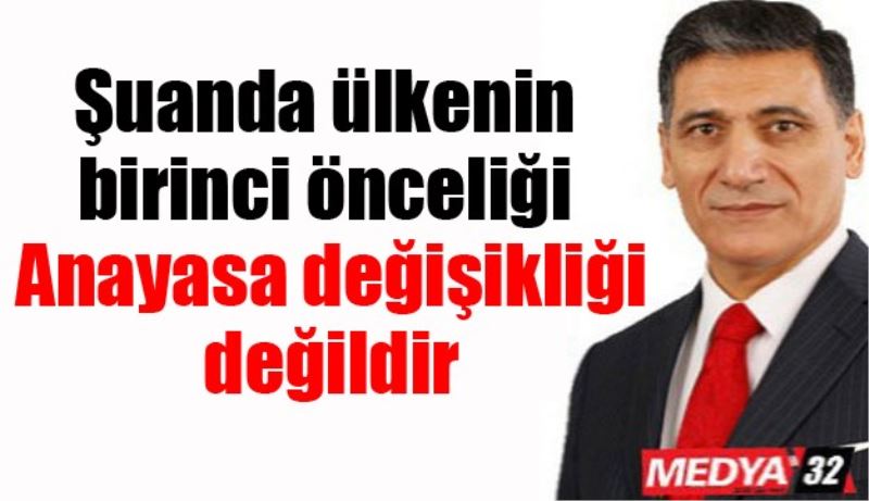 Şuanda ülkenin birinci önceliği Anayasa değişikliği değildir 