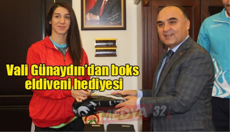 Vali Günaydın’dan boks eldiveni hediyesi