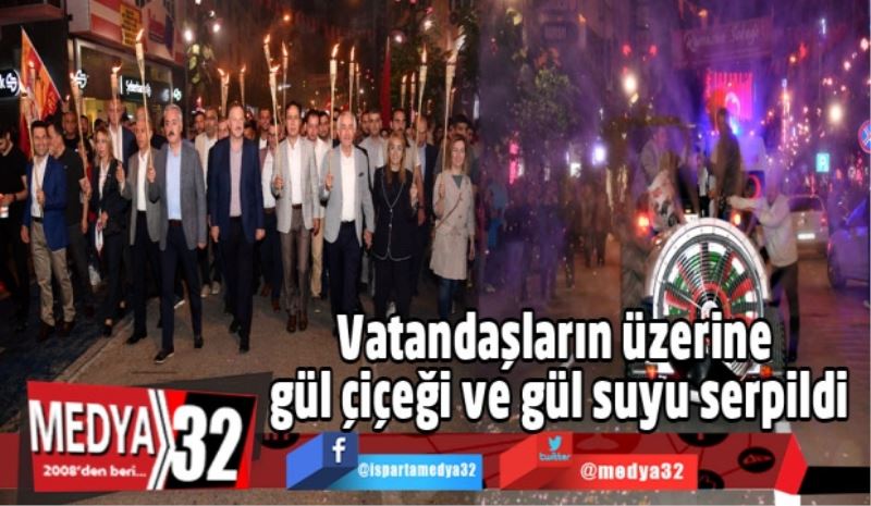 Vatandaşların üzerine gül çiçeği ve gül suyu serpildi