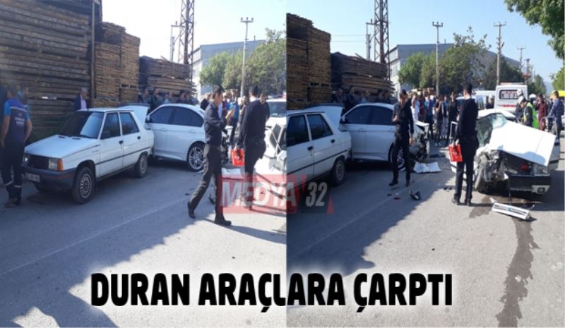 Yol kenarında duran 2 otomobile çarptı